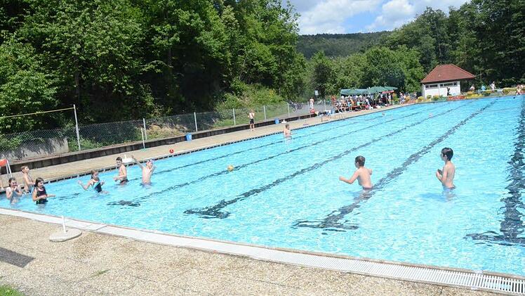 Dank des großen ehrenamtlichen Engagements der Schwimmbadfreunde Weißenbrunn erfreut sich das Freibad großer Beliebtheit. Das Gesamtdefizit des Bades für 2015 wurde von der Gemeinde anerkannt und wird für heuer bzw. 2016 angerechnet. Foto: K.- H. Hofmann