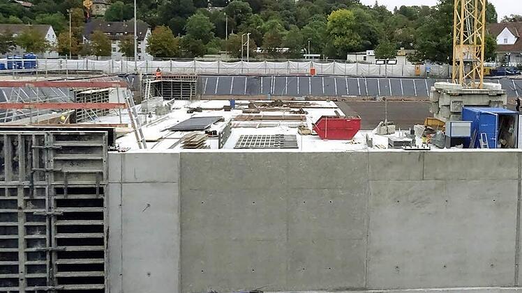 Innerhalb der Stahlbetonwände der so genannten "weißen Wanne" werden die eigentlichen Hallenwände in Fertigbauweise errichtet. Foto: Jochen Berger