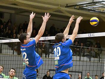 Hammelburgs Michael Schottdorf (links) und Felix Bendikowski bei einer erfolgreichen Blockabwehr. Gegen Freiburg zeigt vor allem Kapitän Bendikowski seine Qualitäten. Foto: Hopf