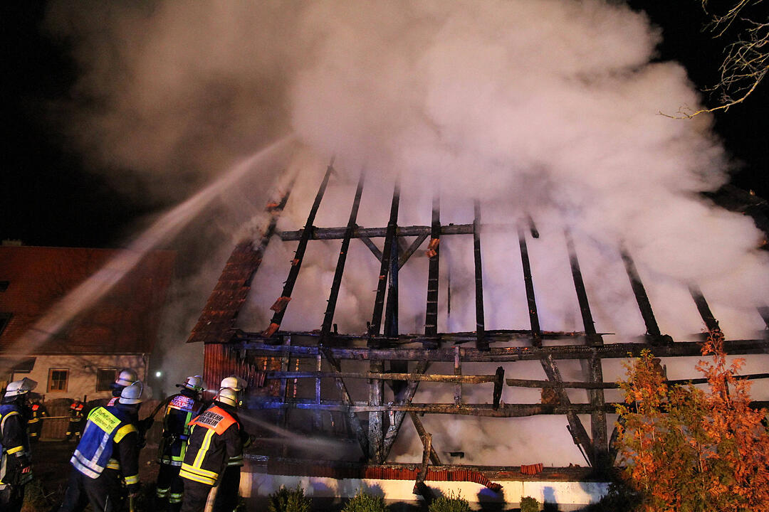 Scheune in der Silvesternacht niedergebrannt - Silvesterrakete vermutlich brandursŠchlich