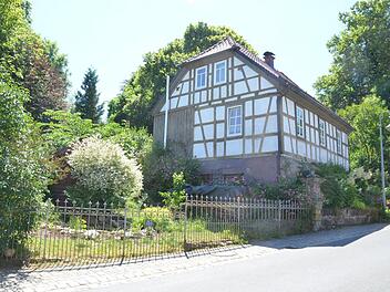 Im Garten dieses Häuschens in Weißenbrunn wurden menschliche Überreste entdeckt, um die sich inzwischen viele Gerüchte ranken. Foto: Rainer Lutz