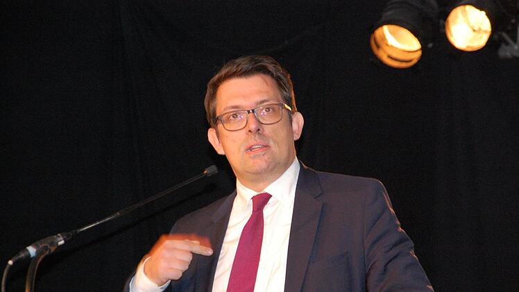 "Wir sind die Lautsprecher f&uuml;r Kinder undJugendliche dort, wo sie nicht geh&ouml;rt werden!" Der erste Pr&auml;sident desBayerischen Jugendrings, Matthias Fack, hielt die Festansprache.Uschi Prawitz