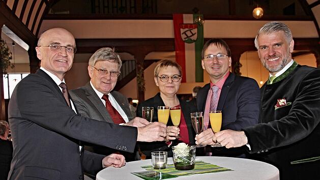 Auf das "Geburtstagskind" Maroldsweisach sto&szlig;en die Redner des Jahresempfangs an. Das Foto zeigt (von links) Landrat Wilhelm Schneider, Kreisheimatpfleger G&uuml;nter Lipp, MdB Sabine Dittmar, B&uuml;rgermeister Wolfram Thein und MdL Steffen Vogel.Helmut Will