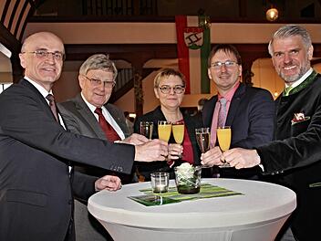Auf das "Geburtstagskind" Maroldsweisach stoßen die Redner des Jahresempfangs an. Das Foto zeigt (von links) Landrat Wilhelm Schneider, Kreisheimatpfleger Günter Lipp, MdB Sabine Dittmar, Bürgermeister Wolfram Thein und MdL Steffen Vogel.Helmut Will