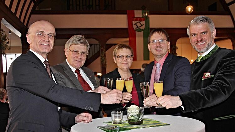 Auf das "Geburtstagskind" Maroldsweisach stoßen die Redner des Jahresempfangs an. Das Foto zeigt (von links) Landrat Wilhelm Schneider, Kreisheimatpfleger Günter Lipp, MdB Sabine Dittmar, Bürgermeister Wolfram Thein und MdL Steffen Vogel.Helmut Will