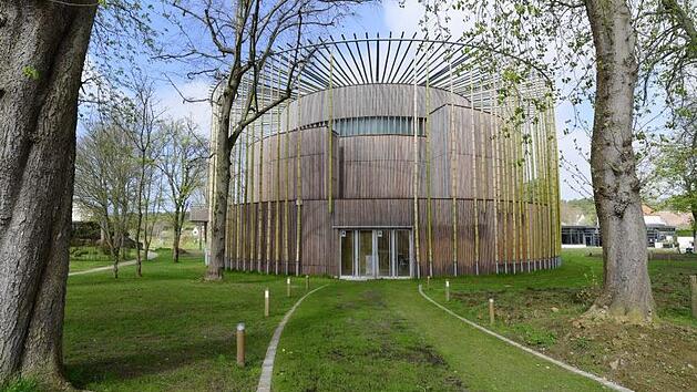 Das Vorbild f&uuml;rs Coburger Globe steht in Frankreich: Im April besuchten die Unternehmer, die das Globe mitfinanzieren wollen, Schloss Hardelot an der franz&ouml;sischen Kanalk&uuml;ste.  Foto: Michael Stoschek