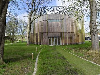 Das Vorbild fürs Coburger Globe steht in Frankreich: Im April besuchten die Unternehmer, die das Globe mitfinanzieren wollen, Schloss Hardelot an der französischen Kanalküste.  Foto: Michael Stoschek