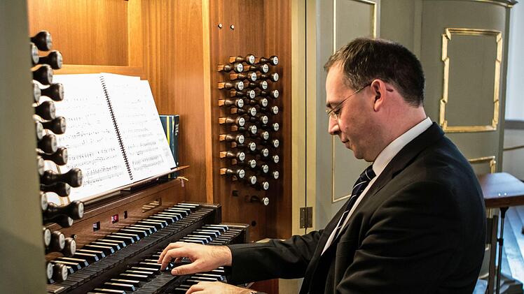 Dekanatskantor Oliver Scheffels aus Neu-Ulm gestaltete ein Konzert mit Werken französischer Komponisten in der Coburger Morizkirche, dessen Erlös der geplanten Erweiterung der Schuke-Orgel zugute kommt.Foto: Jochen Berger