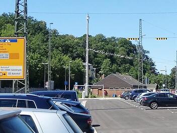 Blick über den Parkplatz Adamistraße: Ein Mast, der Oberleitungsdrähte hält, soll noch versetzt werden. Foto: Simone Bastian