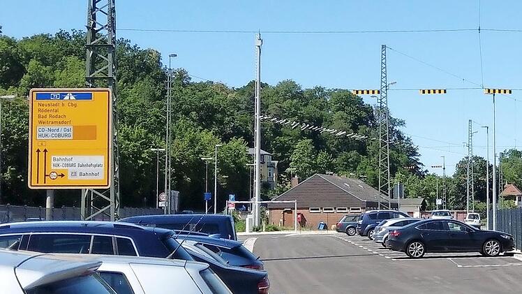 Blick über den Parkplatz Adamistraße: Ein Mast, der Oberleitungsdrähte hält, soll noch versetzt werden. Foto: Simone Bastian