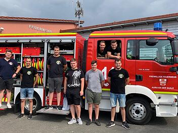 Kommandant Marcel Wei&szlig;ensel (von links) mit den sieben Teilnehmern aus Aura: David Hirsch, Alexander Holzinger, Lorenz Moritz, Lars Kaiser, Michael Tillemann, Lukas Simon und Christian Holzinger. Foto: Stefanie Kaiser