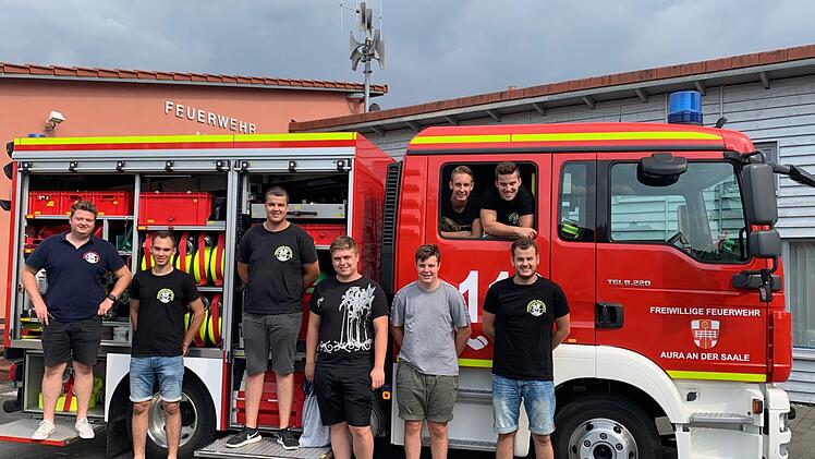 Kommandant Marcel Wei&szlig;ensel (von links) mit den sieben Teilnehmern aus Aura: David Hirsch, Alexander Holzinger, Lorenz Moritz, Lars Kaiser, Michael Tillemann, Lukas Simon und Christian Holzinger. Foto: Stefanie Kaiser