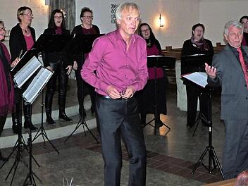 Das Frauen-Vokalensemble "Femmes Vocales" mit Chorleiter Jürgen Nennemann (links) und Wolfram Ster (vorne, rechts) Foto: Werner Reißaus