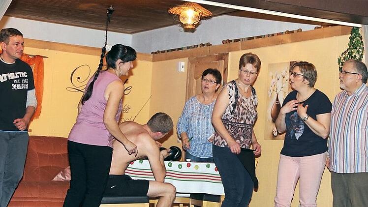 Es war viel los auf der Bühne: Heiße Diskussion entstehen, als bekannt wird, dass Ehemann und Opa in einer zwielichtigen Bar waren.