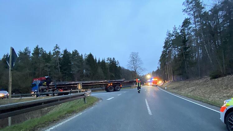Am Dienstagmorgen ereignete sich bei Hollfeld ein schwerer Unfall zwischen einem Schulbus und einem Holzlaster. Foto: News5/Merzbach