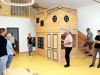 Kindgerecht und geplant bis ins kleinste Detail zeigt sich der neue Kindergarten an der Albrecht-Dürer-Straße in Ebern, wovon sich der Bauausschuss mit Bürgermeister Jürgen Hennemann (Dritter von rechts) überzeugen konnte.  Fotos: Helmut Will