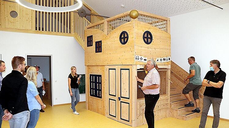 Kindgerecht und geplant bis ins kleinste Detail zeigt sich der neue Kindergarten an der Albrecht-Dürer-Straße in Ebern, wovon sich der Bauausschuss mit Bürgermeister Jürgen Hennemann (Dritter von rechts) überzeugen konnte.  Fotos: Helmut Will