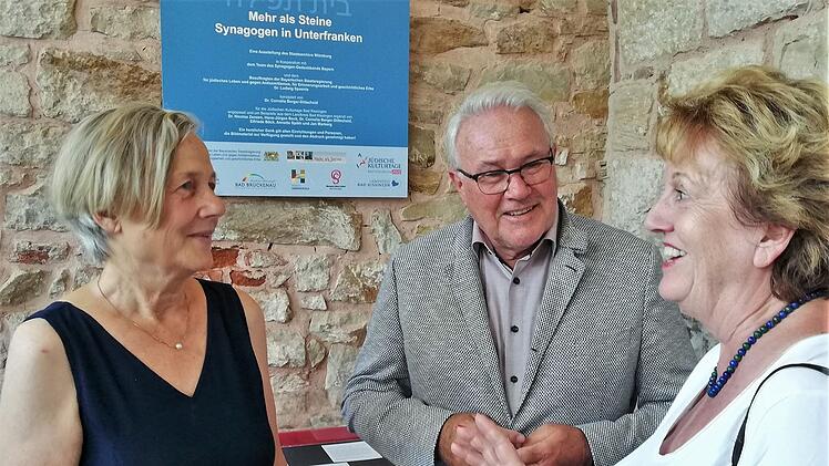 Architektin Dr. Cornelia Berger-Dittscheid (von links) im Gespräch mit 3. Bürgermeister Thomas Leiner und stellvertretender Landrätin Brigitte Meyerdierks (beide CSU).