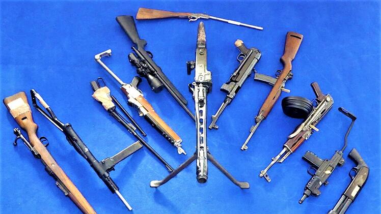 Gewaltiges Arsenal ausgehoben: Rentner aus Wunsiedel hortet Waffen in filmreifem Versteck