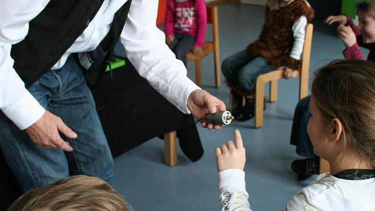 ,,Das kitzelt'' - mutig spüren die Kinder den vibrierenden Elektromotor.