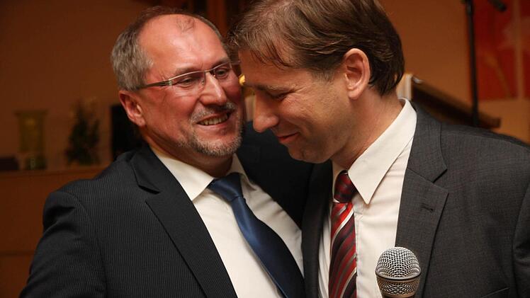 "Geh' her Schorsch", tröstet Hermann Ulm seinen unterlegenen Kontrahenten Georg Lang (links).