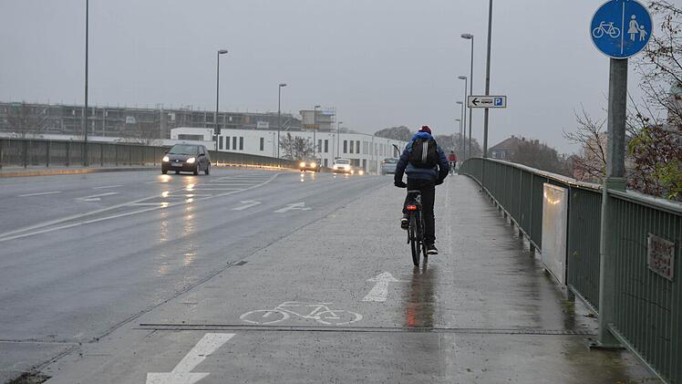 Einigkeit unter den Mitgliedern der "GroKo" macht es möglich: Für eine Million Euro soll 2015 die Radweganlage am Regensburger Ring neu gebaut werden.