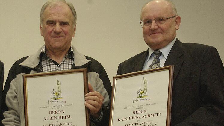 Die Stadtplakette für langjährige und herausragende Verdienste um ihren Verein bekamen von Armin Warmuth heuer Albin Heim aus Pfaffenhausen und Karlheinz Schmitt (Gauaschach, v. l.). Foto: Winfried Ehling