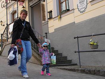 Clara aus Speicherz unternimmt mit ihrer Mutter Katharina Ziegler einen Stadtbummel in der Innenstadt. Seit der Eröffnung des Fachmarktzentrums fährt die Familie öfter nach Bad Brückenau. Foto: Ulrike Müller