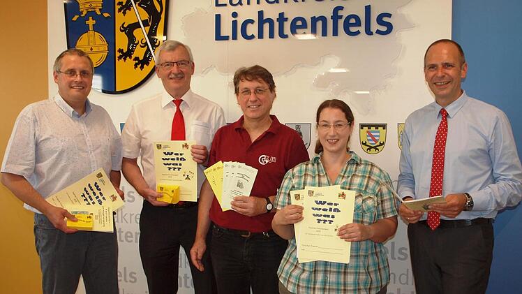 Landrat Christian Meißner, Kreisjugendpflegerin Nadine Rohowsky, KJR-Vorsitzender Reiner Babucke, Walter Partheymüller von der Sparkasse und Achim Liesaus vom Sachgebiet Jugend und Familie (von rechts) stellten den Ferienpass, das Sommerferienprogramm und das Forscherspiel vor.   Foto: Alfred Thieret