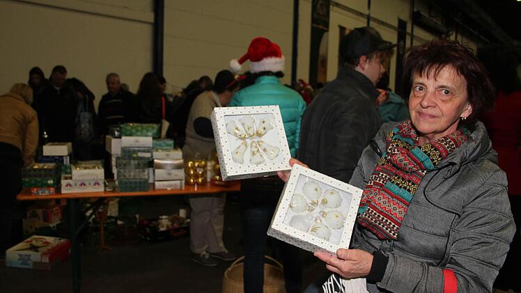 Der Weihnachtsstand war sofort völlig umlagert. Heidi Krasser hat weiße Kugeln gefunden, die mit Gold verziert sind.