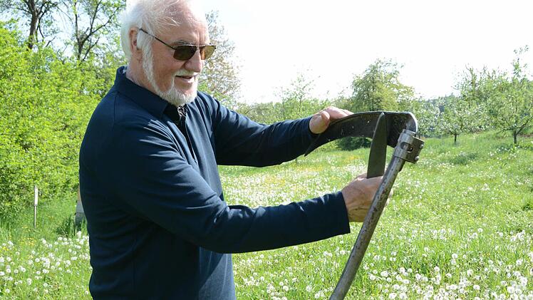 Seine Wiesen mäht Josef Schröder ausschließlich mit der gut geschärften Sense. Foto: Dagmar Besand