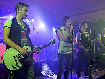 Die Band "Just4Rock" heizte den Nachtschwärmern so richtig ein: Um Mitternacht war die Stimmung bei der Peestener Lindenkerwa auf dem Höhepunkt - alle tanzten im Zelt. Foto: Sonny Adam