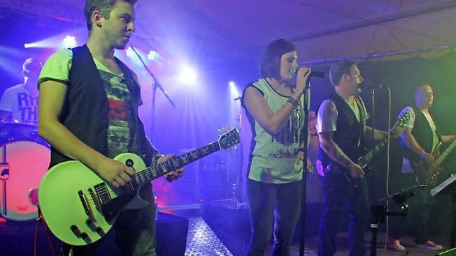 Die Band "Just4Rock" heizte den Nachtschwärmern so richtig ein: Um Mitternacht war die Stimmung bei der Peestener Lindenkerwa auf dem Höhepunkt - alle tanzten im Zelt. Foto: Sonny Adam