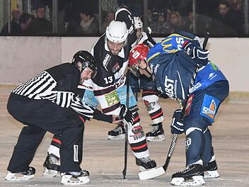 Kissingens Eugen Nold (Mitte) und Schweinfurts Zdenek Vanc im Hinspiel im Duell um den Puck. Das Hinspiel haben die Kissinger Wölfe mit 0:5 verloren, auch wenn das Ergebnis die damalige Leistung nicht widerspiegelt. Foto: Hopf