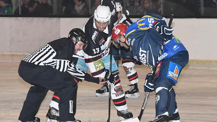 Kissingens Eugen Nold (Mitte) und Schweinfurts Zdenek Vanc im Hinspiel im Duell um den Puck. Das Hinspiel haben die Kissinger Wölfe mit 0:5 verloren, auch wenn das Ergebnis die damalige Leistung nicht widerspiegelt. Foto: Hopf