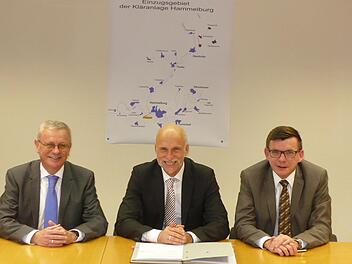 Gotthard Schlereth, Bürgermeister von Oberthulba, der Bad Kissinger Oberbürgermeister Kay Blankenburg und Armin Warmuth, Bürgermeister von Hammelburg und Vorsitzender des Abwasserzweckverbands unterzeichnen die Zweckvereinbarung. Foto: Burkhard Oschmann