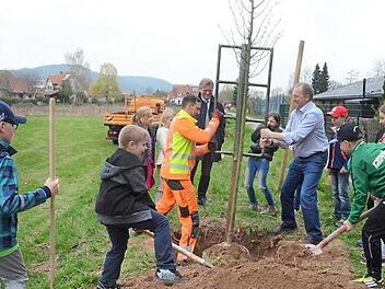 Die Schüler der Klasse 4a der Grundschule Stockheim halfen bei der Baumpflanzung am Geh- und Radweg entlang der Haßlach in Stockheim. Dabei waren auch Bürgermeister Rainer Detsch, Michael Weißerth und Lehrer Siegbert Jakob. Foto: K.-H. Hofmann