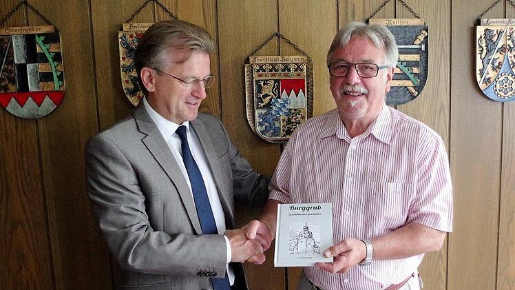 Willy Bischoff (rechts) überreichte das erste Exemplar an Bürgermeister Rainer Detsch.  Foto: Gerd Fleischmann