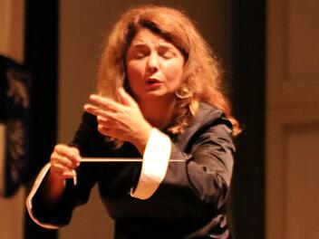 Ljubka Biagioni zu Guttenberg führte das Orchester nicht nur mit exaktem Dirigat, sondern auch mit einem breiten Repertoire von Mimik. Foto: Klaus Klaschka