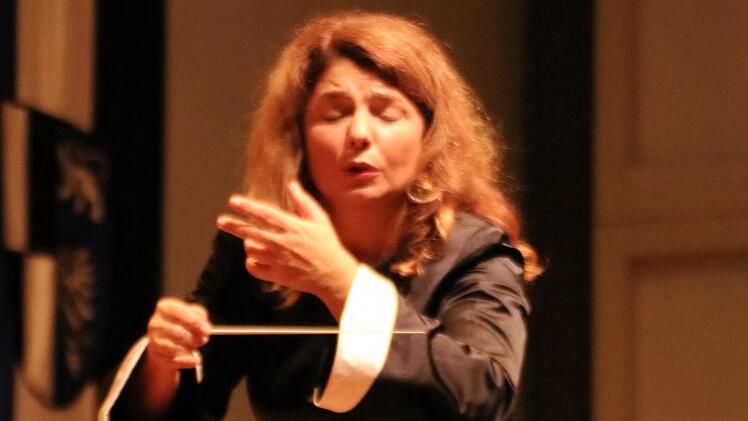 Ljubka Biagioni zu Guttenberg führte das Orchester nicht nur mit exaktem Dirigat, sondern auch mit einem breiten Repertoire von Mimik. Foto: Klaus Klaschka