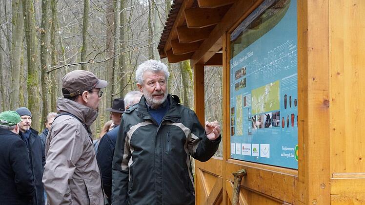Gerhard Karg stellt eine der neuen Info-Tafeln vor.Foto: Arkadius Guzy