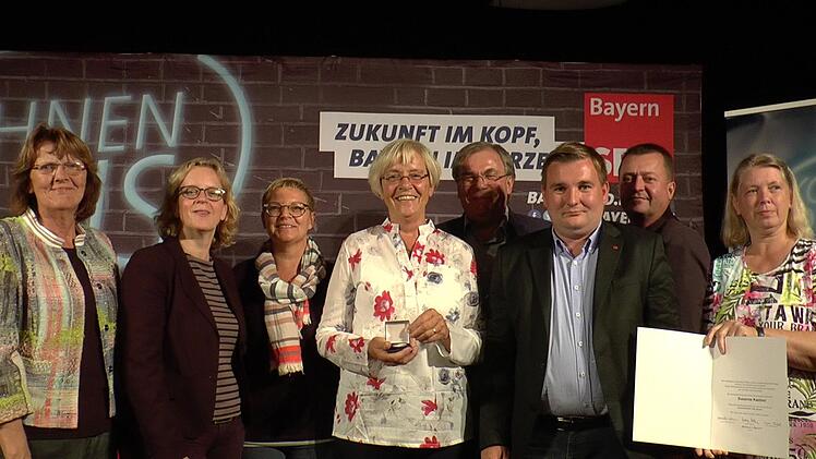 Susanne Kastner (Vierte von links) erhielt mit der "Willy-Brandt-Medaille" die h&ouml;chste Auszeichnung, die die SPD vergibt. Mit ihr freuten sich (von links) Kathi Petersen, Natascha Kohnen, Sabine Dittmar, Bernhard Ru&szlig;, Ren&eacute; von Eckert, Wolfgang Br&uuml;hl und Doris Pressel.Christian Licha