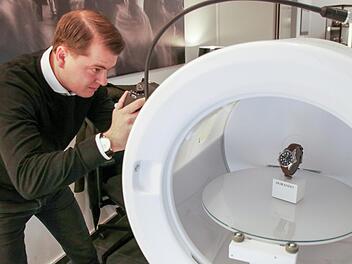 Alles dreht sich um Luxusuhren: Christopher Fischer fotografiert ein teures Modell für eine 360-Grad-Ansicht im Onlineshop Horando. Der Hauptsitz und die einzige Filiale des Unternehmens mit zwei Mitarbeitern ist das Geschäft in der Langen Straße.  Foto: Sebastian Schanz