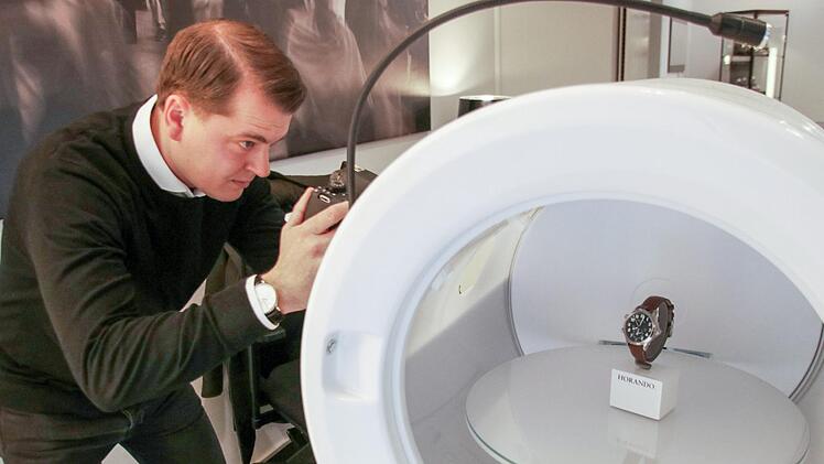 Alles dreht sich um Luxusuhren: Christopher Fischer fotografiert ein teures Modell für eine 360-Grad-Ansicht im Onlineshop Horando. Der Hauptsitz und die einzige Filiale des Unternehmens mit zwei Mitarbeitern ist das Geschäft in der Langen Straße.  Foto: Sebastian Schanz