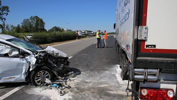 In der Folge eines schweren Unfalls war die A3 am Sonntag &uuml;ber mehrere Stunden voll gesperrt. Es bildete sich ein langer Stau. Foto: News5/O&szlig;wald