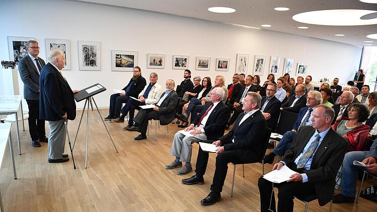 Am Ende stellte Edgar Sitzmann (am Pult neben OB Andreas Starke, l.) als Ehrenvorsitzender des Altenburgvereins noch einmal besonders die Verdienste von Peter Geier heraus. Die anderen Geehrten standen diesem jedoch in nichts nach.  Fotos: Ronald Rinklef
