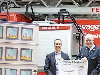 Spender Josua Flierl und Stadtbrandinspektor J&uuml;rgen Mittermeier (r.) neben dem neuen "Spritzenhaus" Foto: privat