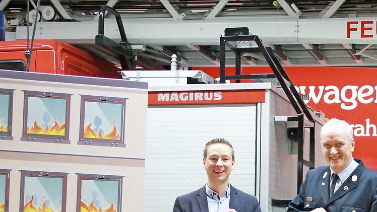 Spender Josua Flierl und Stadtbrandinspektor J&uuml;rgen Mittermeier (r.) neben dem neuen "Spritzenhaus" Foto: privat