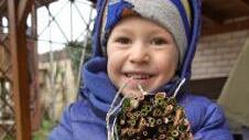 Artenschutz ist kinderleicht: Jonas präsentiert stolz sein Wildbienenhotel.