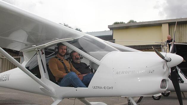 Startklar zum Abheben: FT-Volont&auml;r Sven D&ouml;rr (links) mit Pilot Gerold Mahlmeister in der Aeroprakt A 32 - einem Ultraleichtflieger. Die Kabinenbreite von 1,28 Meter bietet gen&uuml;gend Platz.  Foto: Franz Hardi